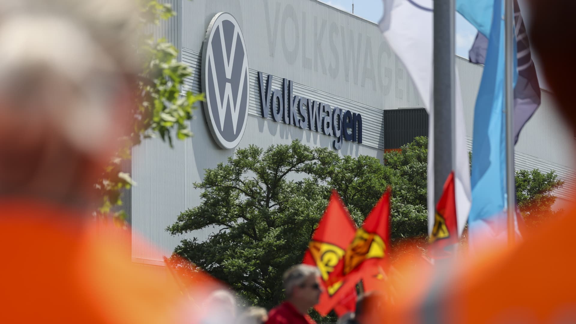 Volkswagen plans sharper model cuts and lower production capacity