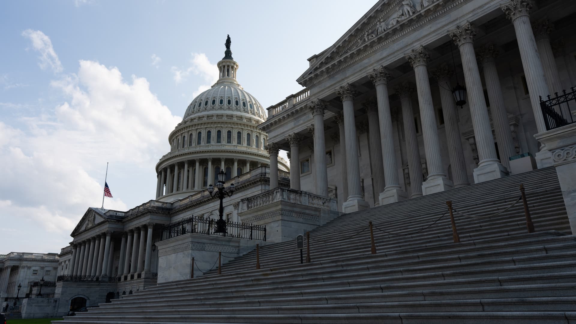 Crypto wash sale rule push returns in Congress as bitcoin losses mount