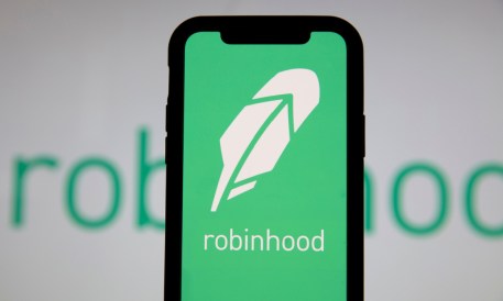 Robinhood adjusts $695 platinum card after complaints over perks