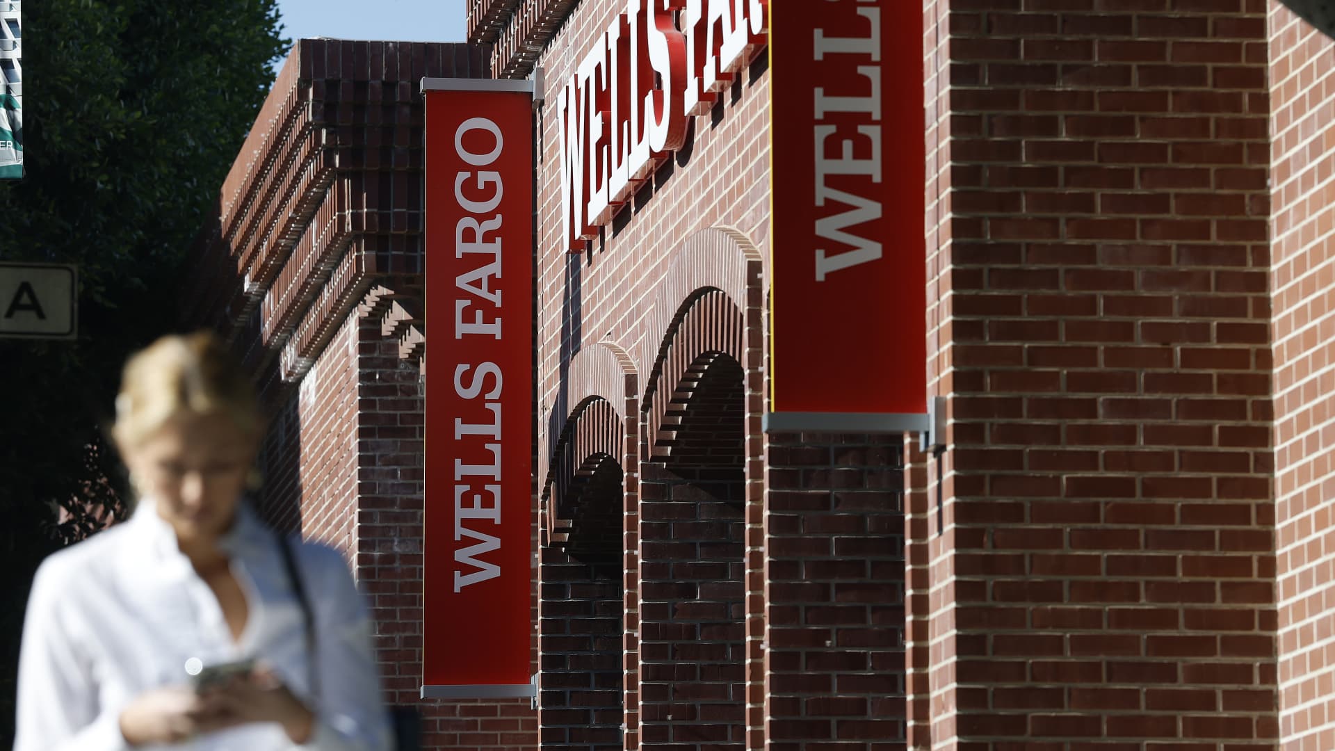 Cramer says Goldman has room to rise as Wells Fargo seeks new narrative