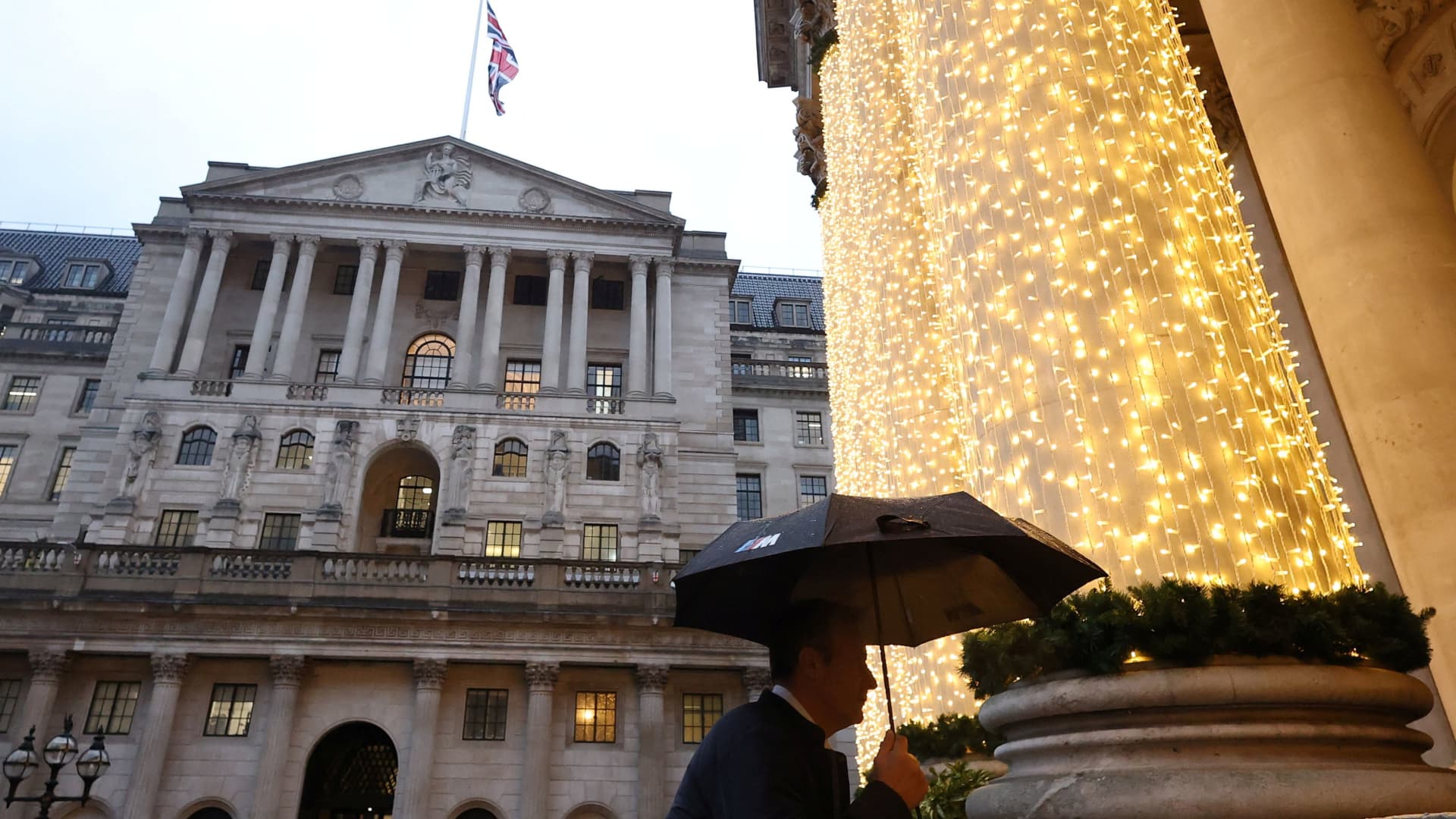 UK inflation stays at 2.8% as transport costs offset food declines