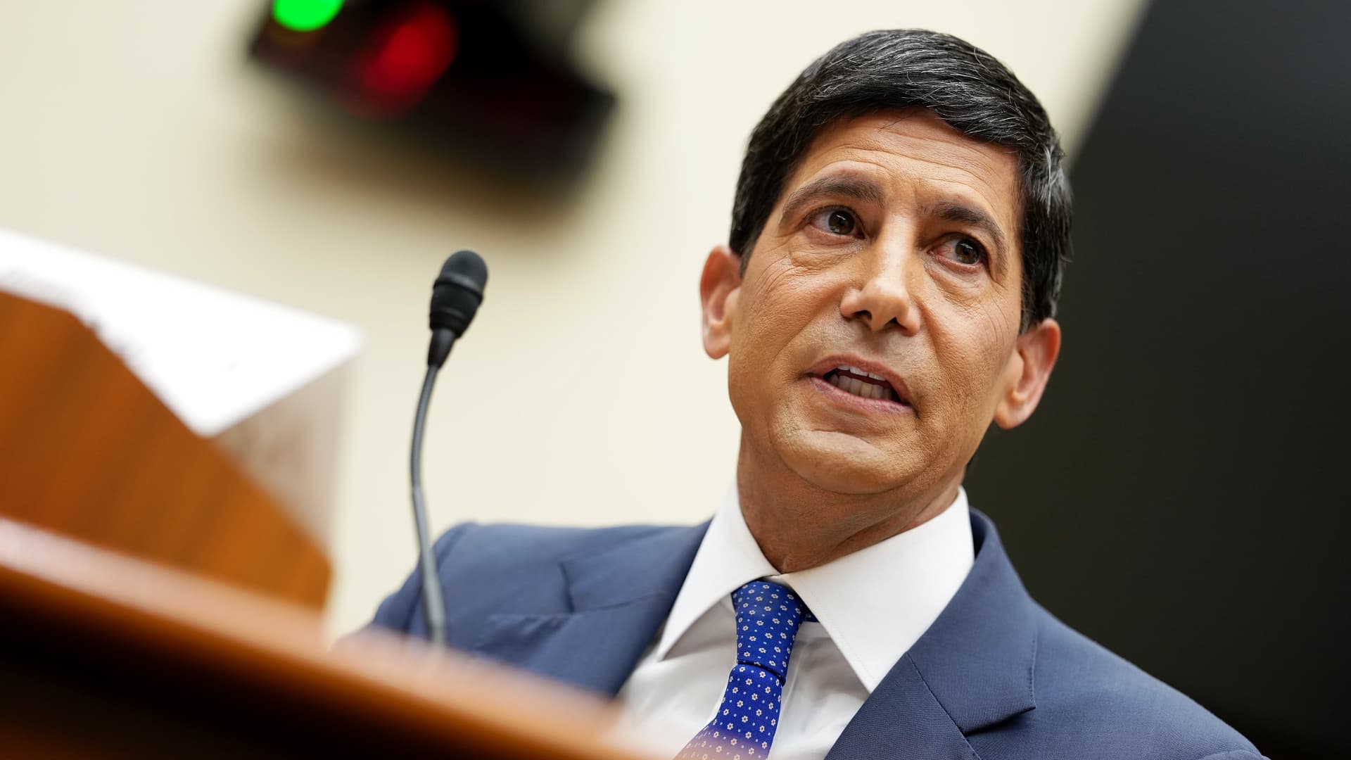 Buffett backs Kevin Warsh as Fed chair after rate-hold debut