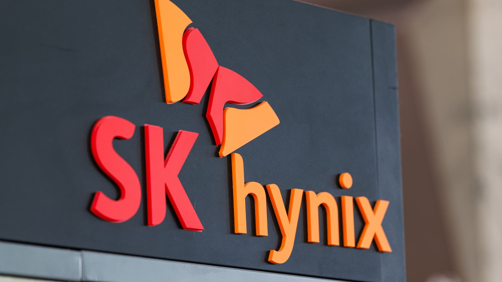 SK Hynix falls in Seoul after strong Nasdaq opening