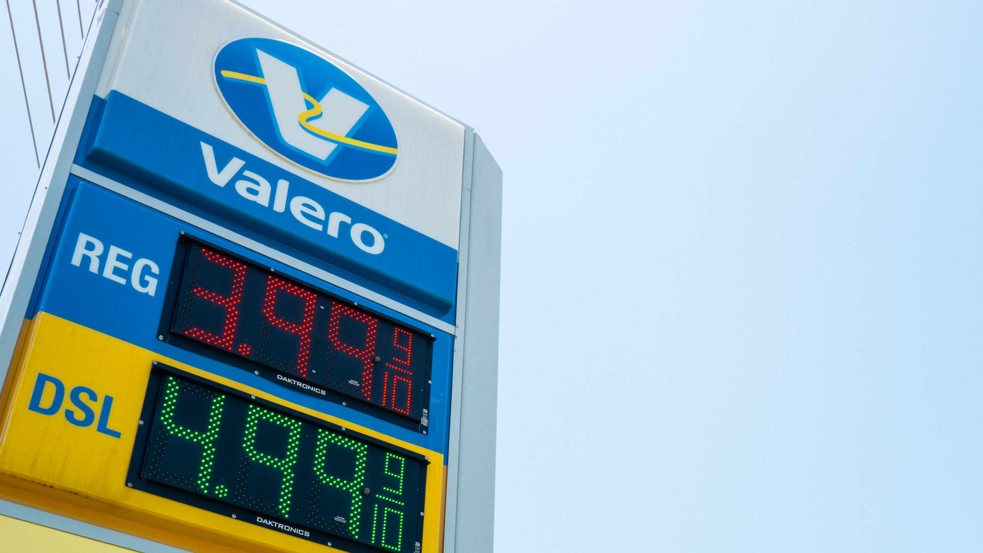 Brent rises above $100 as Strait risks reshape oil price scenarios
