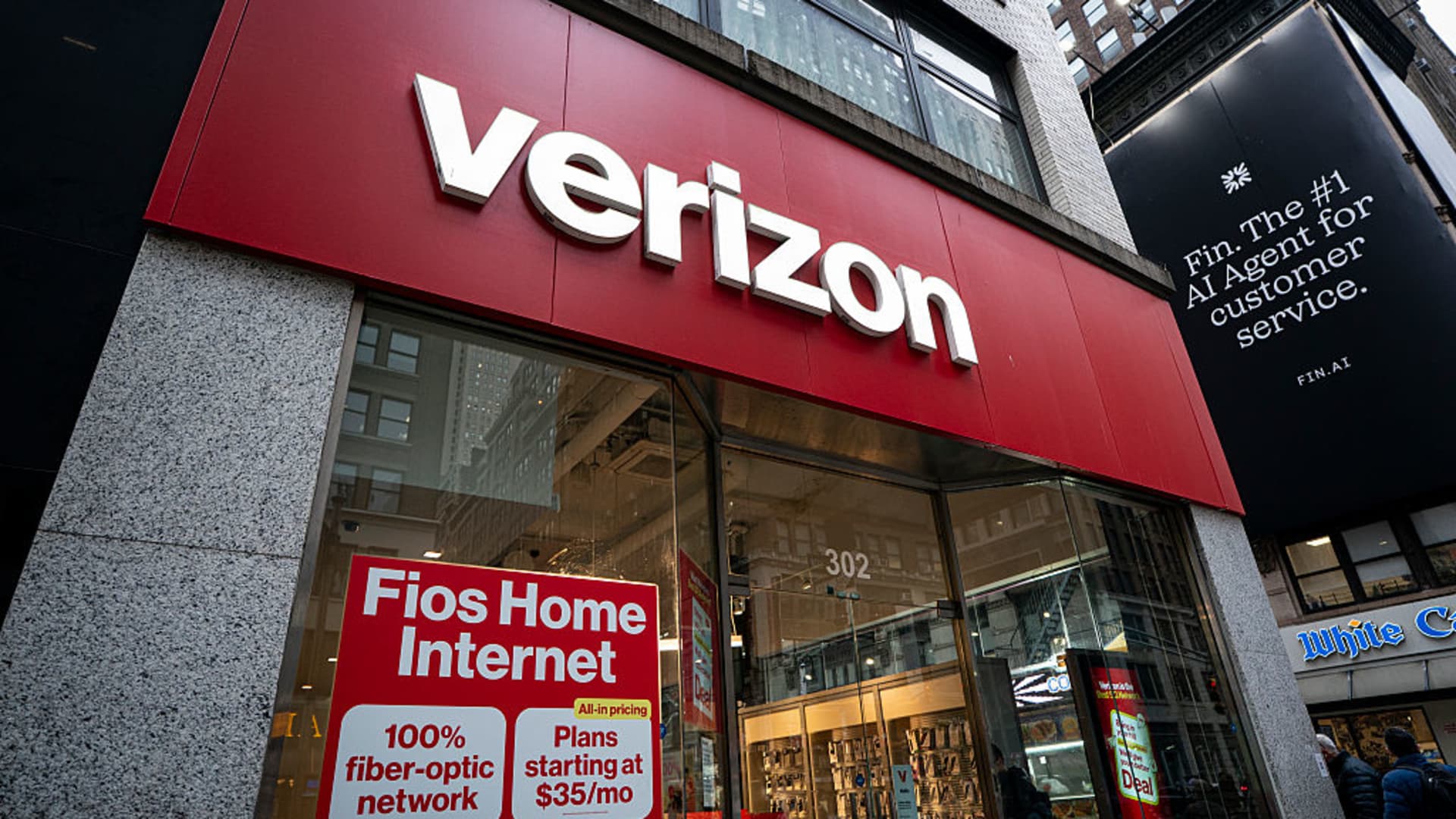 Verizon shares fall 8.75% after SpaceX spectrum deal announcement