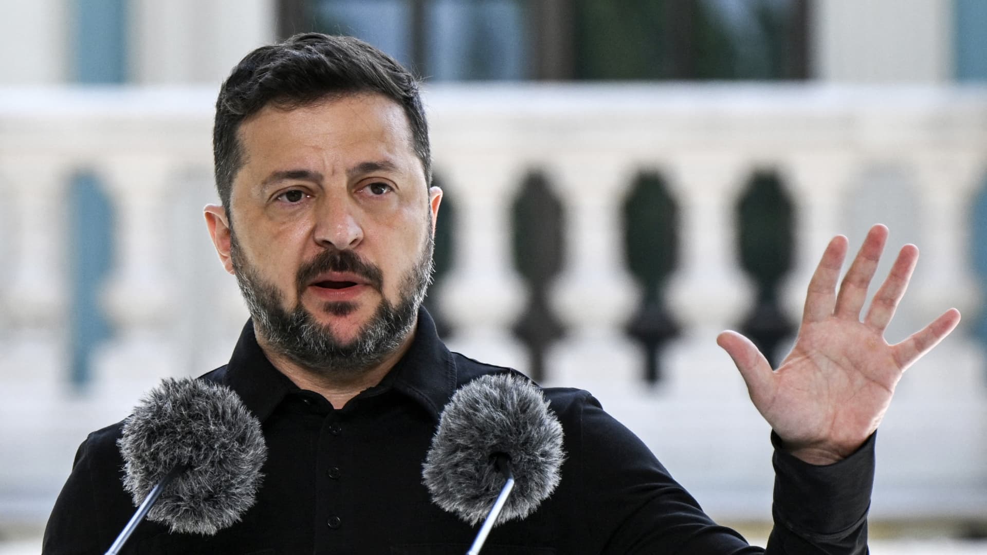 Zelenskyy replaces army chief after protests over defense reshuffle