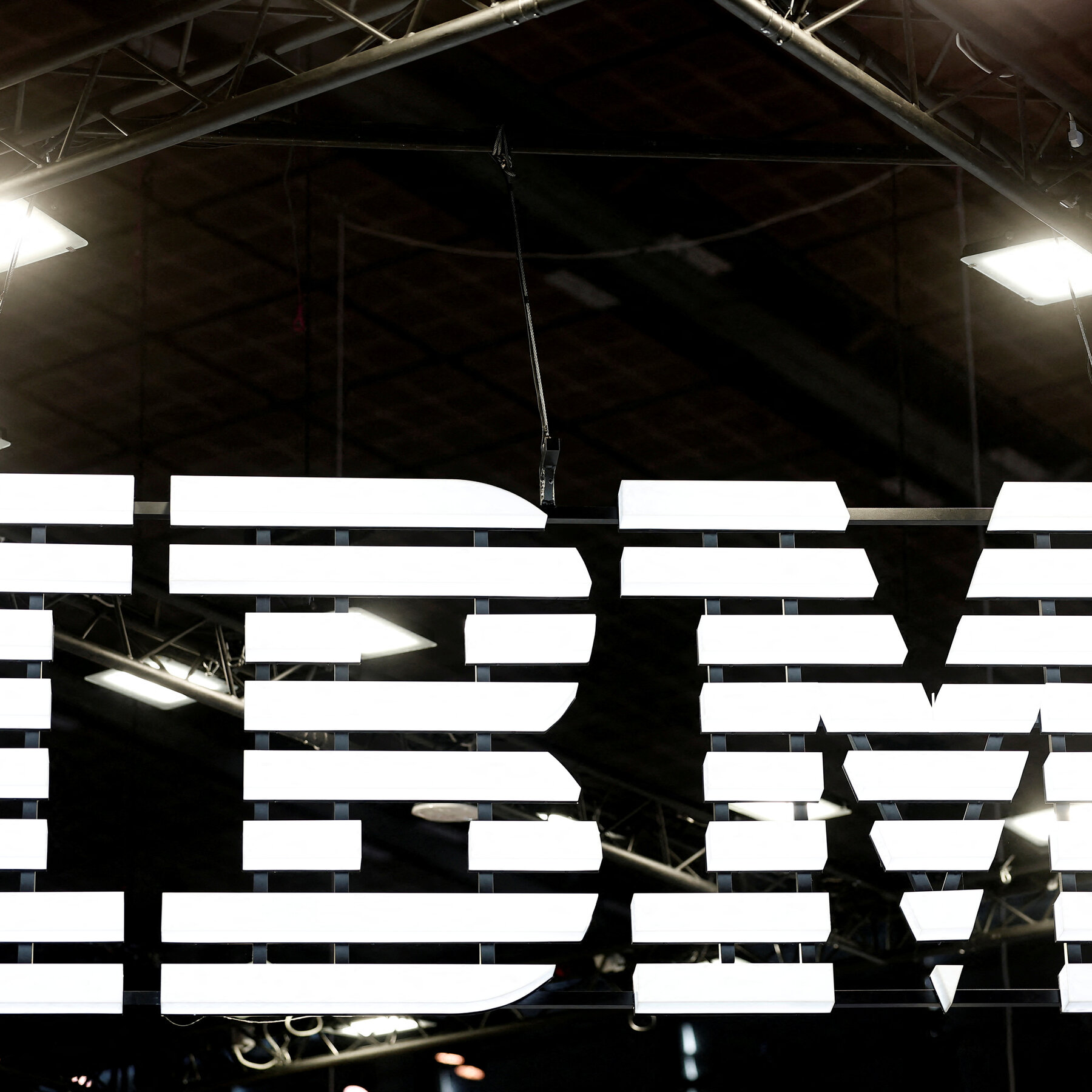 IBM drops 25% after AI-linked earnings warning