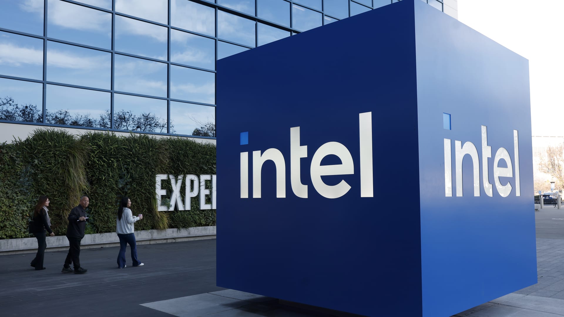 Intel stock earnings put AI CPU supply and foundry progress in focus