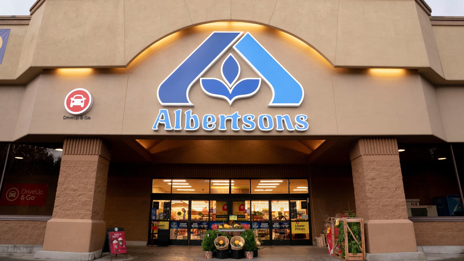 Albertsons shares slide after grocer cuts 2026 outlook