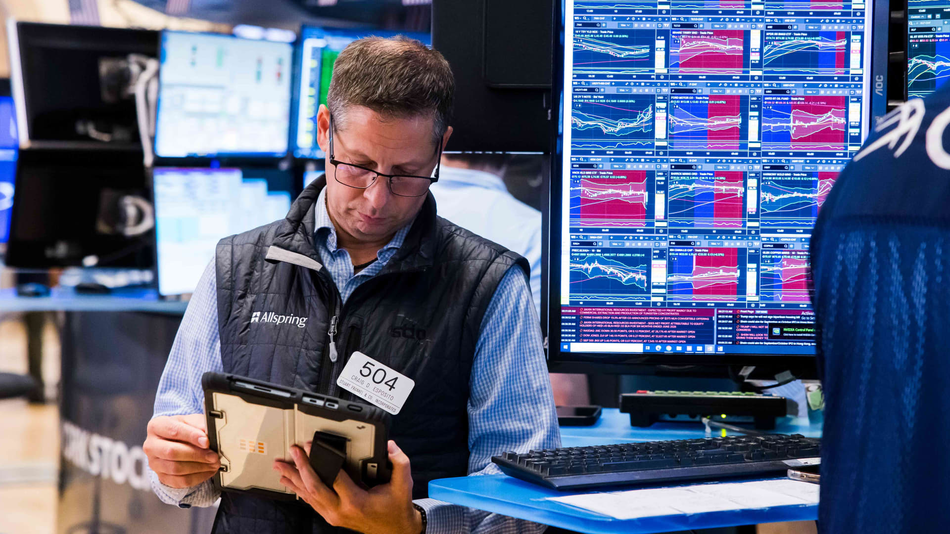 Nasdaq falls as oil, yields and AI selling pressure US stocks