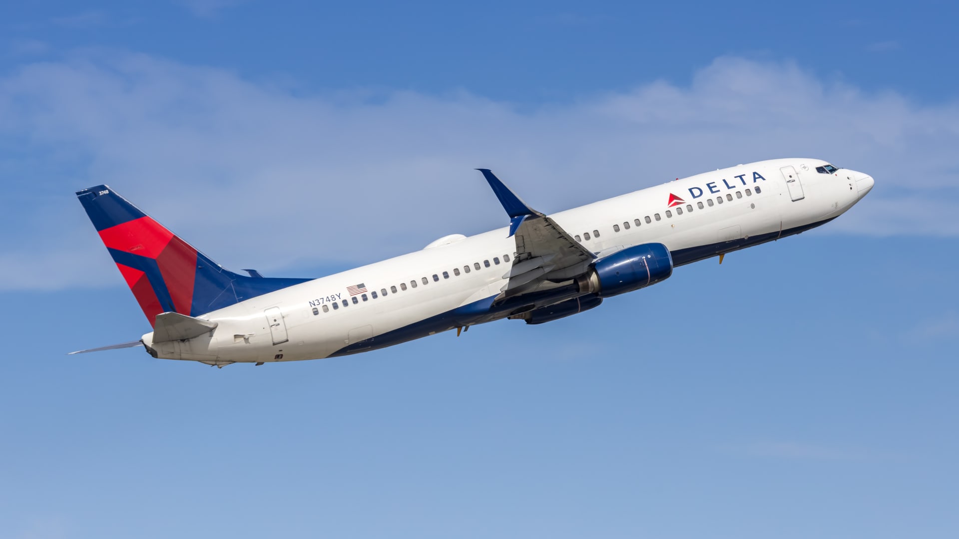 Delta keeps 2026 profit target as fare gains offset fuel costs