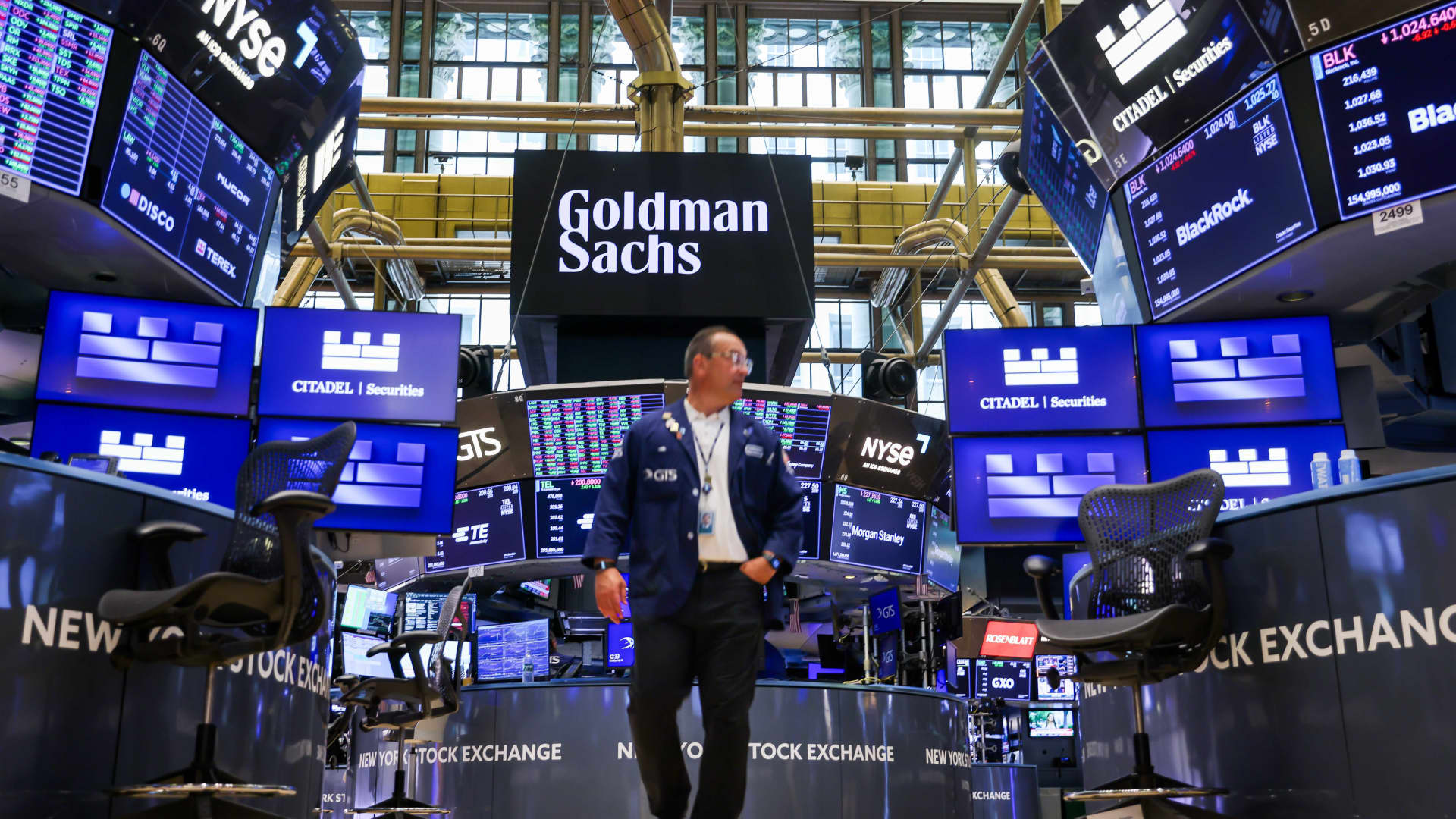 AI rotation overshadows strong bank earnings as chip stocks retreat