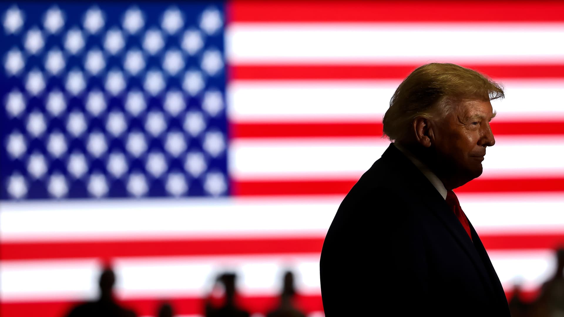 Trump renews $5,000 check pledge as smaller federal payments proceed