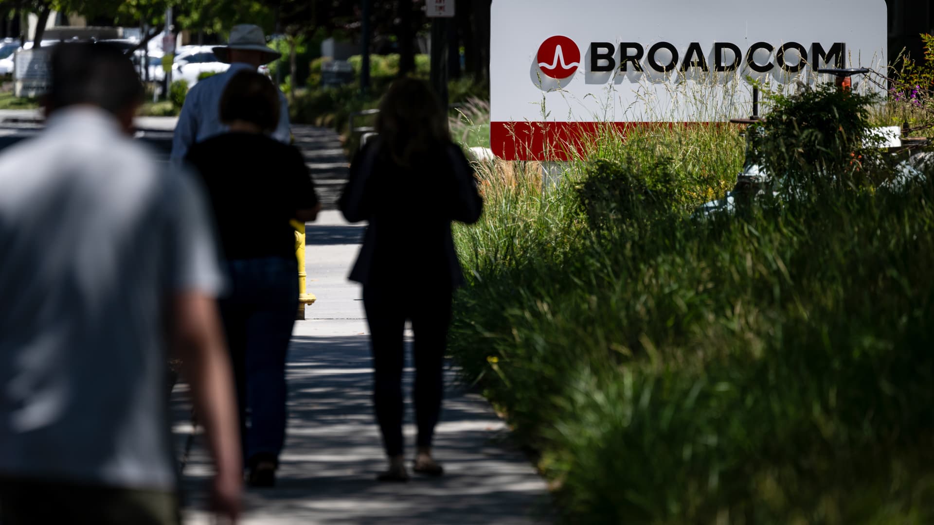 TipRanks analyst picks highlight CrowdStrike, AST SpaceMobile and Broadcom