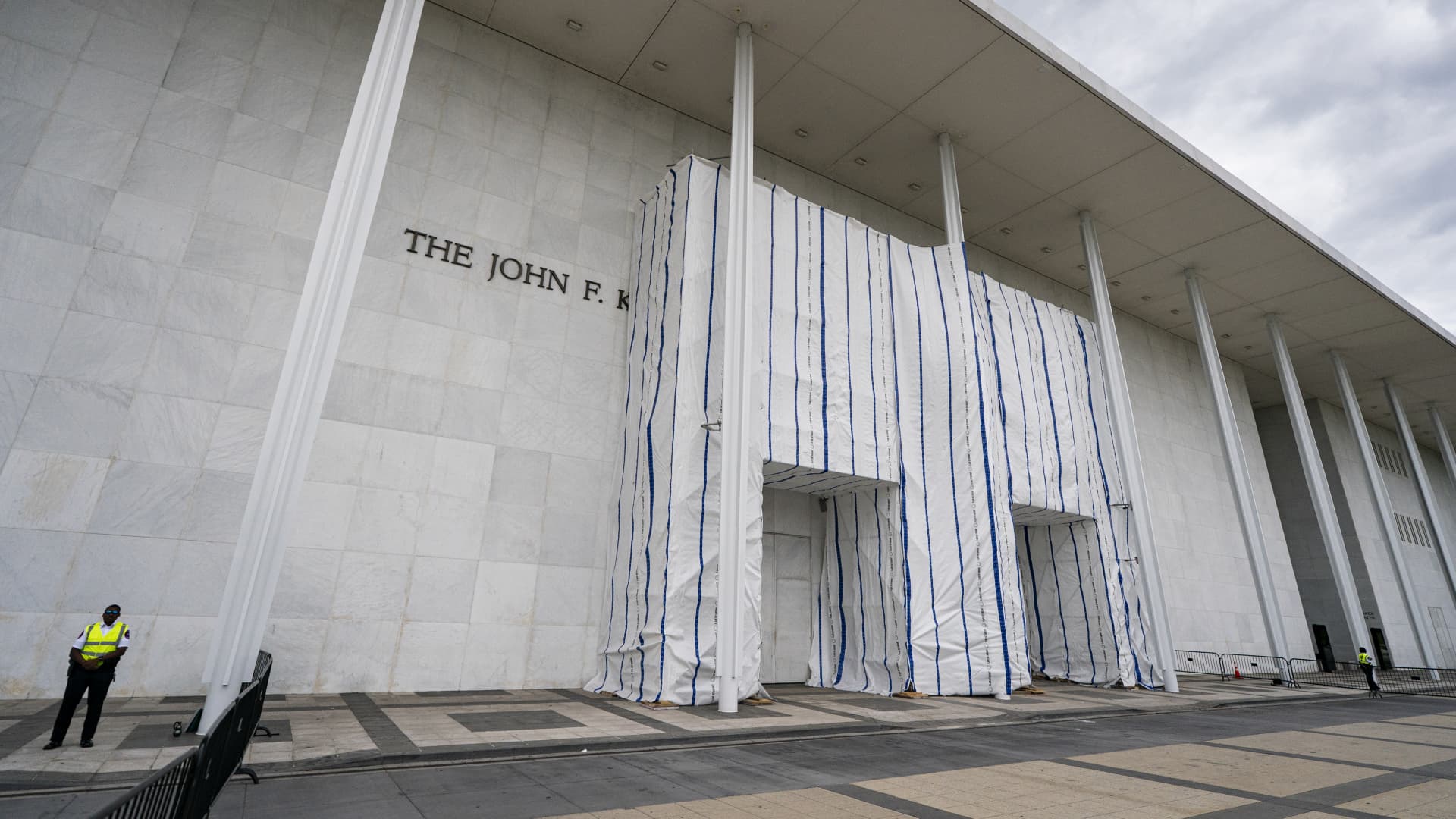 Appeals court keeps Trump name off Kennedy Center during challenge