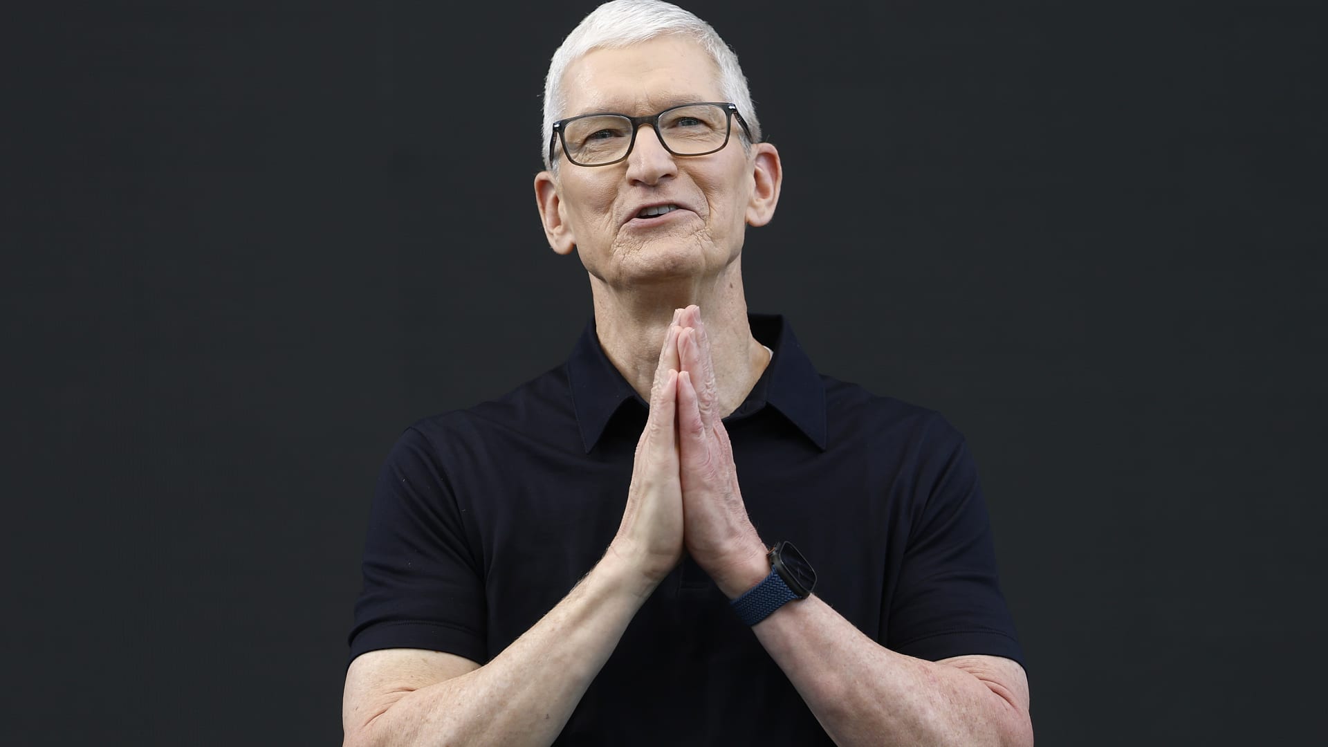 Apple hits record close as investors reassess its AI strategy