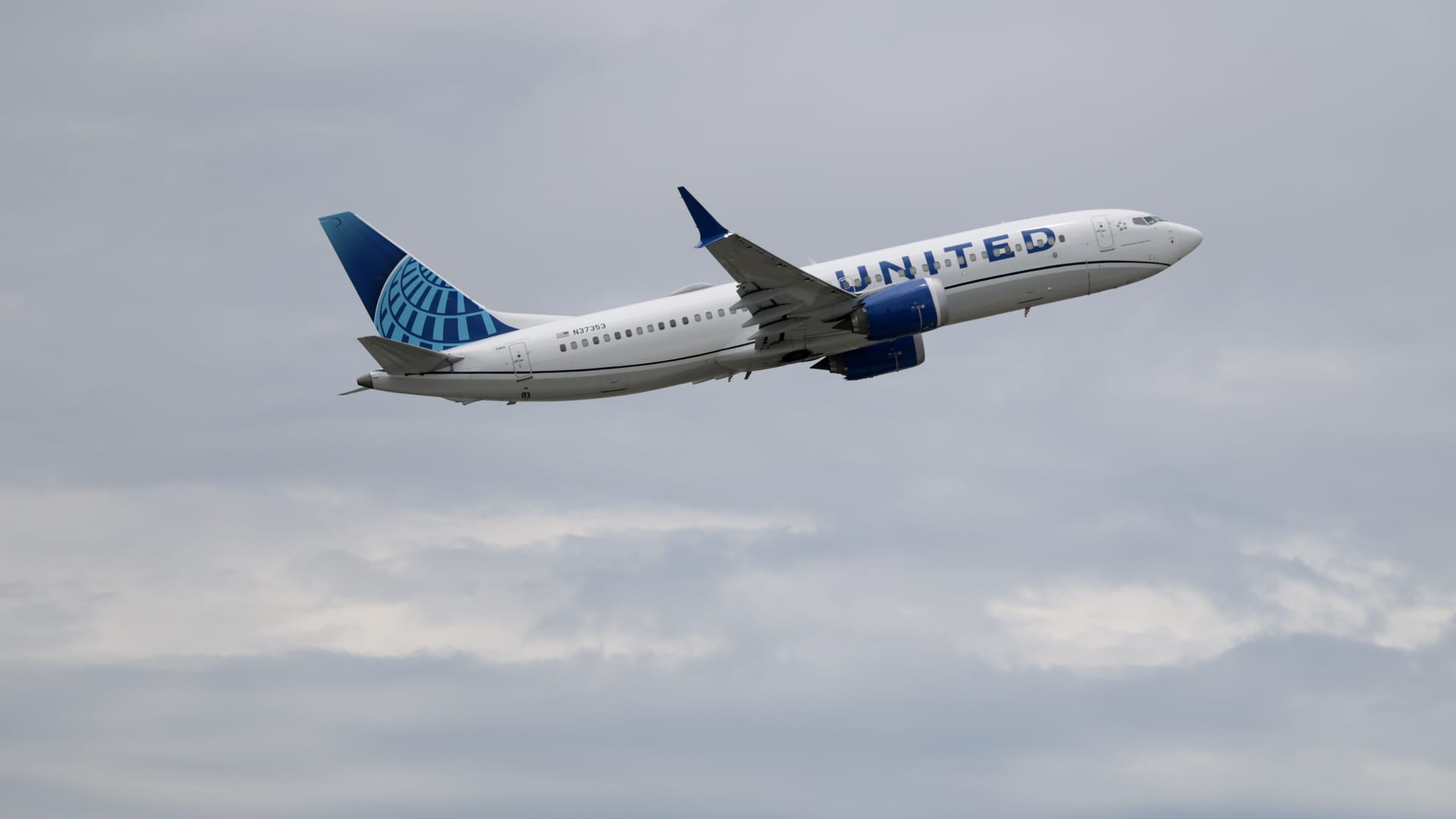 United beats quarterly estimates as fuel bill pressures outlook