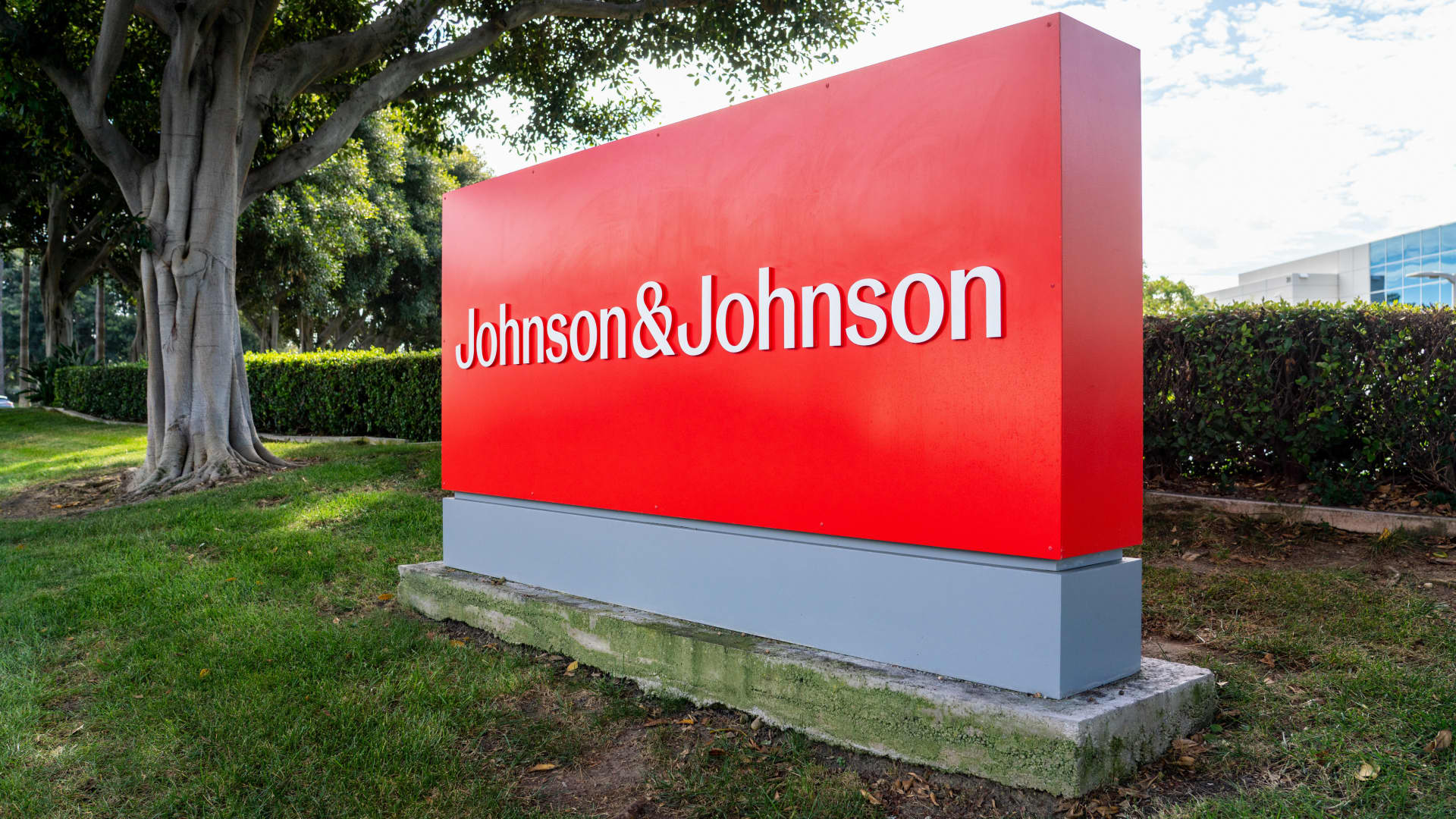 Johnson & Johnson slips after quarterly beat and higher 2026 outlook